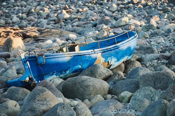 Belo dia de verão paisagem abandonada arte natureza defesa costeira Norte Teriberka, Barents vista mar . — Fotografia de Stock