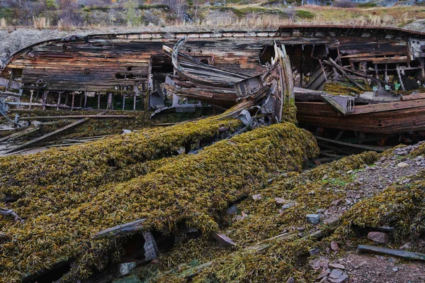 Cimetière de vieux navires Teriberka Mourmansk Russie, restes en bois de bateaux de pêche industrielle en mer. Concept d'industrialisation. Vue aérienne du dessus . — Photo