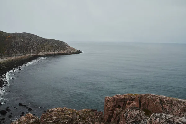 美しい夏の日の風景は、自然の海岸防衛を放棄しました｜北Tererberka,バレンツ海の景色. — ストック写真