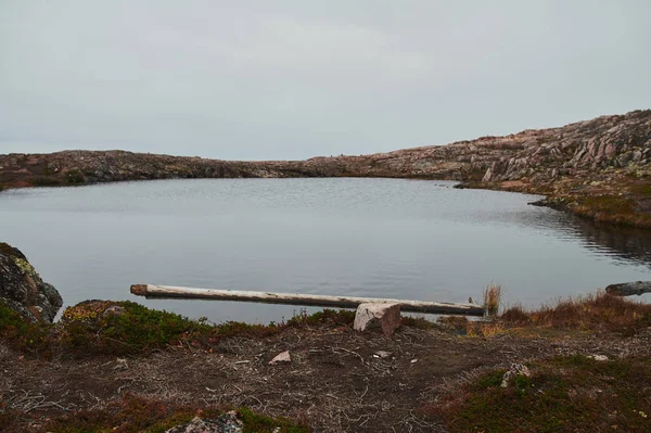 Prachtige zomerdag landschap verlaten kunstnatuur kustverdediging Noord Teriberka, Barentsz uitzicht op zee. — Stockfoto