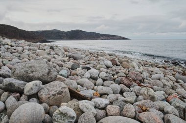 Güzel bir yaz günü manzarası terk edilmiş sanat sahili savunması Kuzey Teriberka, Barents deniz manzarası.