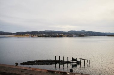 Eski gemilerin mezarlığı Teriberka Murmansk Rusya, sanayi balıkçı teknelerinin ahşap kalıntıları. Sanayileşme kavramı. Havadan üst görünüm.