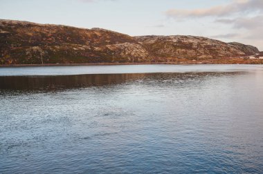 Güzel bir yaz günü manzarası terk edilmiş sanat sahili savunması Kuzey Teriberka, Barents deniz manzarası.