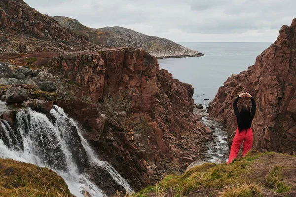 Tererberka 、ロシア北部、北部の滝。女の子は景色を賞賛し. — ストック写真