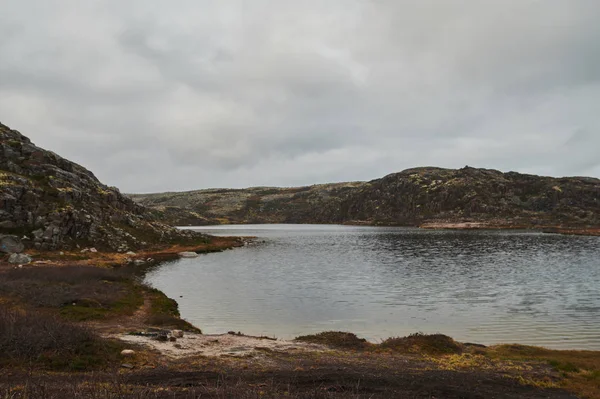 Hermoso paisaje de día de verano abandonado artnature defensa costera norte de Teriberka, Barents vista al mar . — Foto de Stock