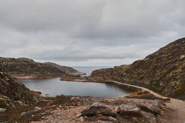 Schönen Sommertag Landschaft aufgegeben Kunst Küstenverteidigung Norden Teriberka, Barents Meerblick. — Stockfoto