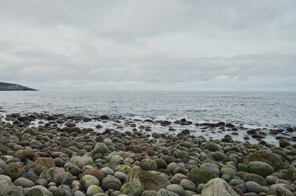 Чудовий літній краєвид занедбаного мистецтва берегової оборони Північної Теріберки, Баренцового моря.. — стокове фото