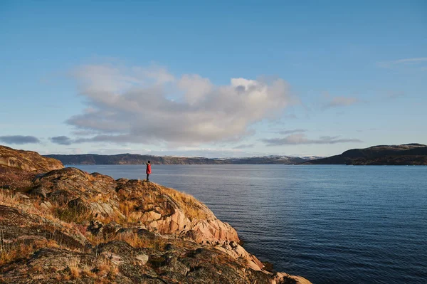 Schönen Sommertag Landschaft aufgegeben Kunstnatur Küstenverteidigung nördlich Teriberka, Barents Meerblick. Paar bewundert die Aussicht. — Stockfoto