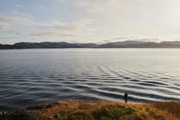 Schönen Sommertag Landschaft aufgegeben Kunst Küstenverteidigung Norden Teriberka, Barents Meerblick. — Stockfoto