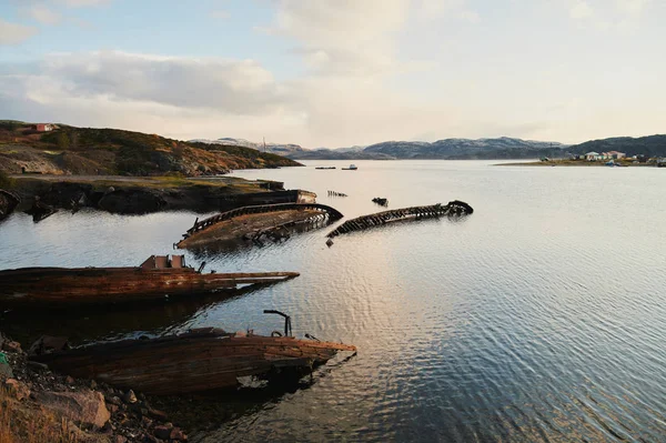 Begraafplaats van oude schepen Teriberka Murmansk Rusland, houten overblijfselen van industriële vissersboten in zee. Industrialiseringsconcept. Bovenaanzicht vanuit de lucht. — Stockfoto