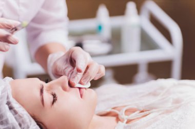 Dudak büyütme hyaluronik asit enjeksiyonu ile prosedürü.