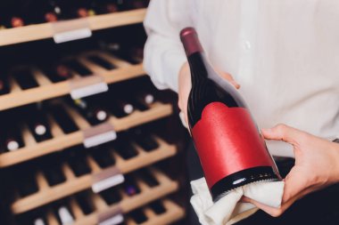 Buzdolabında şarap şişeleri saklamak. Restoranda alkollü kart. Şarabısoğutma ve koruma.