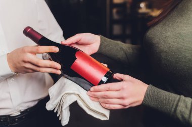 Buzdolabında şarap şişeleri saklamak. Restoranda alkollü kart. Şarabısoğutma ve koruma.