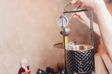 Nargile kase kömür ile sigara yakın çekim için. Nargile için forseps tutan eller ve metal kase sıcak kömürler ayarlar