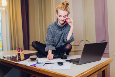 Profesyonel iç mimar ya da tasarımcı renk paleti ile çalışıyor, modern ofiste oda çizimleri yapıyor. Genç bayan model, gelecek daireyi ya da evi planlıyor, renkleri ve tasfiyeyi seçiyor. otururken