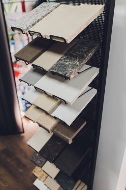 Ev mobilya mağazası mutfak tezgahı için taş çeşitlerini gösteriyor.