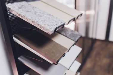 Ev mobilya mağazası mutfak tezgahı için taş çeşitlerini gösteriyor.