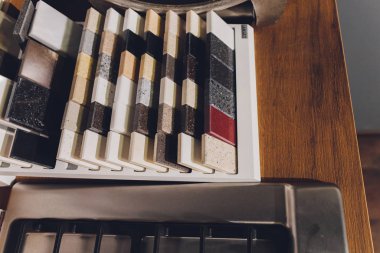 Ev mobilya mağazası mutfak tezgahı için taş çeşitlerini gösteriyor.