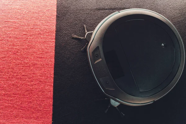 카펫-기술 가사 로봇 진공 청소기. — 스톡 사진