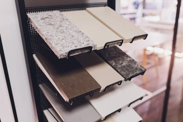 Ev mobilya mağazası mutfak tezgahı için taş çeşitlerini gösteriyor.