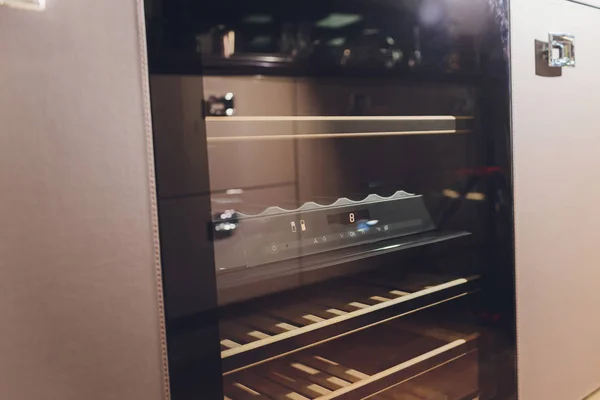 Tomma vin kylskåp i ett kök hem rack. — Stockfoto