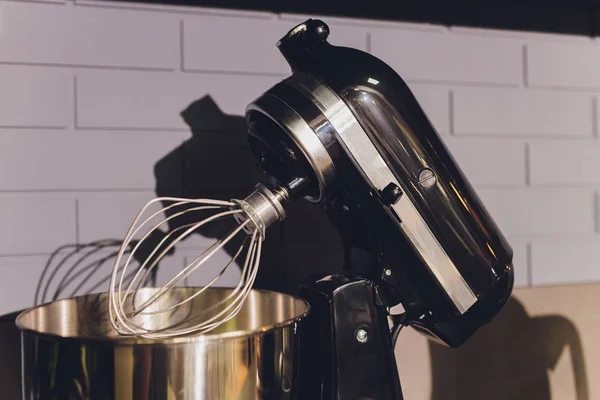 Processador de alimentos cozinha moderna isolado no fundo bege. Cozinha misturador universal de alimentos. Processador de alimentos multifuncional. Cozinha elétrica e eletrodomésticos domésticos . — Fotografia de Stock