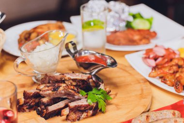 Çeşitli abur cubur ve salatalarla dolu yemek masası. Somon, zeytin, şarap, sebze, ızgara balık tostu. Aile yemeği konsepti. Şükran Günü, Noel. Üst veiw.
