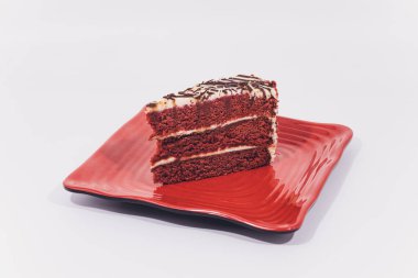 Tabakta çikolatalı tatlı. Beyaz Arkaplanda İzole Edilmiş.