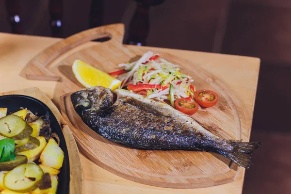 Limon ve vişneli domatesli taze ızgara Dorado. Tüm Bbq Sea Bream Fish Top View ve Flat Lay. Sparus Aurata.