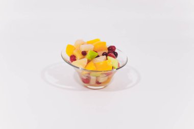 bir kase ve beyaz arka planda farklı tuzlu atıştırmalıklar.