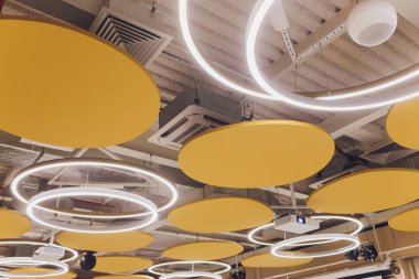 Önünde ışık olan güzel bir tavan. düz yuvarlak