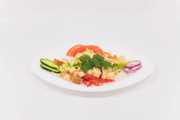 전통적인 시저 샐러드와 치킨 베이컨 흰색 배경에 고립의 그릇. — 스톡 사진