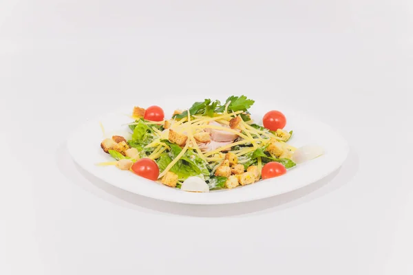 Μπολ από παραδοσιακή σαλάτα του Καίσαρα με κοτόπουλο και μπέικον που απομονώνονται σε λευκό φόντο. — Φωτογραφία Αρχείου