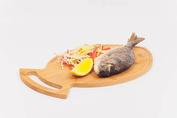 Свіже смажене Дорадо з лимоном і вишневими помідорами. Whole Bbq Sea Bream Fish Top View and Flat Lay Sparus Aurata. — стокове фото