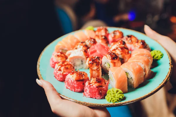 Séf a szálloda vagy étterem konyhai díszíti finom zsemlét japán majonéz üvegben. Készül sushi szett. Csak kézzel. — Stock Fotó