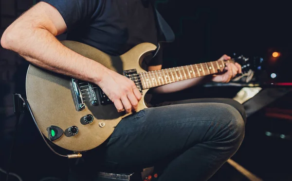 Kreativität im Fokus. Nahaufnahme von Männern, die akustische Gitarre spielen. — Stockfoto