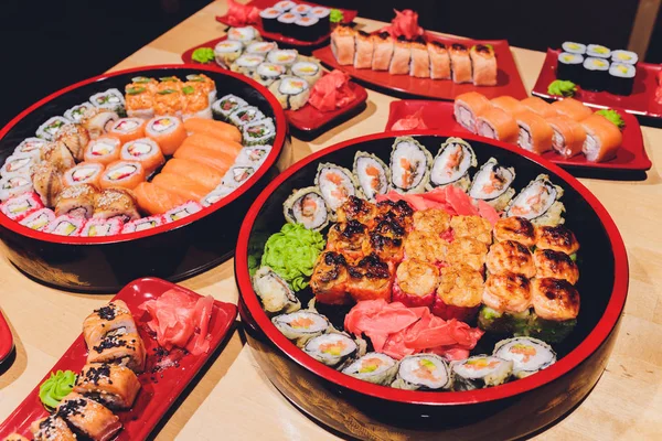 Foto av färska maki sushi tallrik med en stor variation. selektiv fokus på mitten av fatet. — Stockfoto