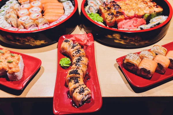 Foto av färska maki sushi tallrik med en stor variation. selektiv fokus på mitten av fatet. — Stockfoto
