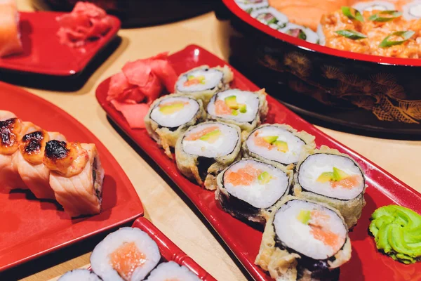 Zdjęcie świeże maki sushi orczykowe z wiele odmian. selektywne focus na środku talerza. — Zdjęcie stockowe