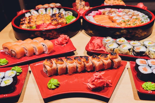 Foto av färska maki sushi tallrik med en stor variation. selektiv fokus på mitten av fatet. — Stockfoto