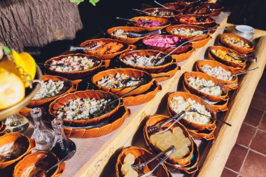 Salata barı çeşitli taze sebze ve diğer gıdalar ile.