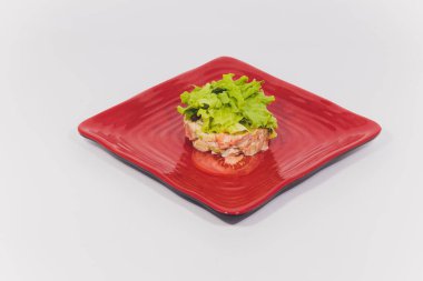 somon, havyar ve beyaz zemin üzerine Roka Salatası.