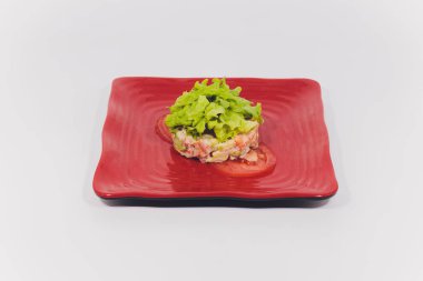 somon, havyar ve beyaz zemin üzerine Roka Salatası.