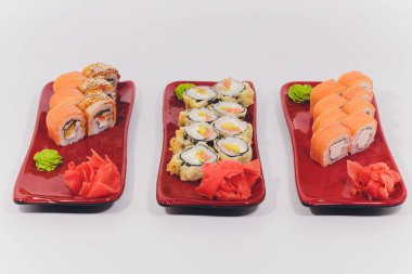 büyük renkli sushi seti. Beyaz arka plan üzerinde izole.