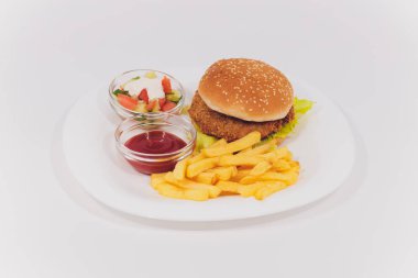 Patates kızartmalı mini burger tabağı. Beyaz arka planda izole edilmiş salata..
