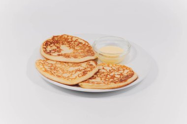 Beyaz ahşap masa üzerinde börek ile plaka. Studio fotoğraf.