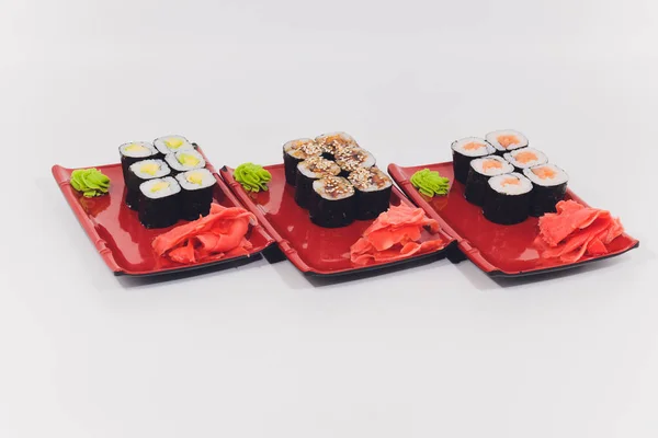 Velké barevné sushi set. izolované na bílém pozadí. — Stock fotografie