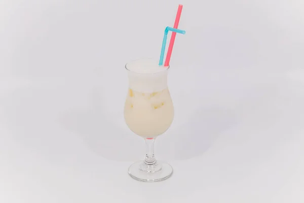 リベイラのグラスにカクテルに孤立した白い背景がにわか雨します。. — ストック写真