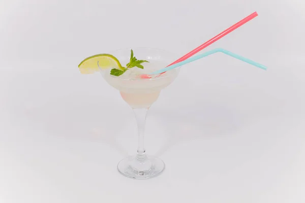 Szklankę aperol spritz koktajl na białym tle na białym tle. — Zdjęcie stockowe