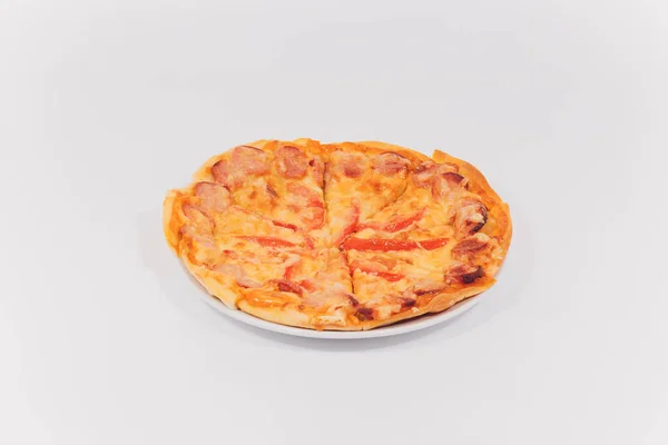 Čerstvá pizza s rajčaty, sýrem a dětskou kukuřicí. — Stock fotografie